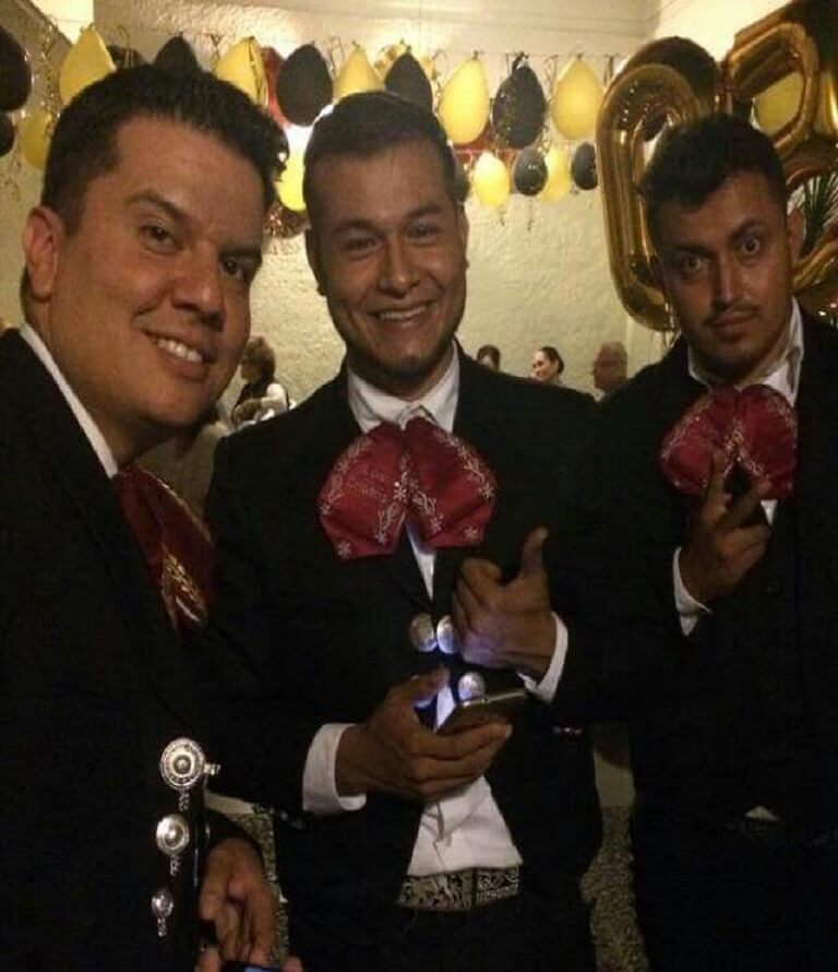 los-palacios-mariachi-trios-selfie-2